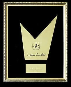 Premio Jean Cartier enmarcado con isologo JC